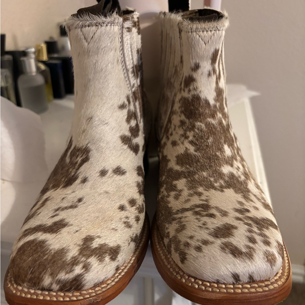 Women booties cow leather 
Size 8.0
White / brown